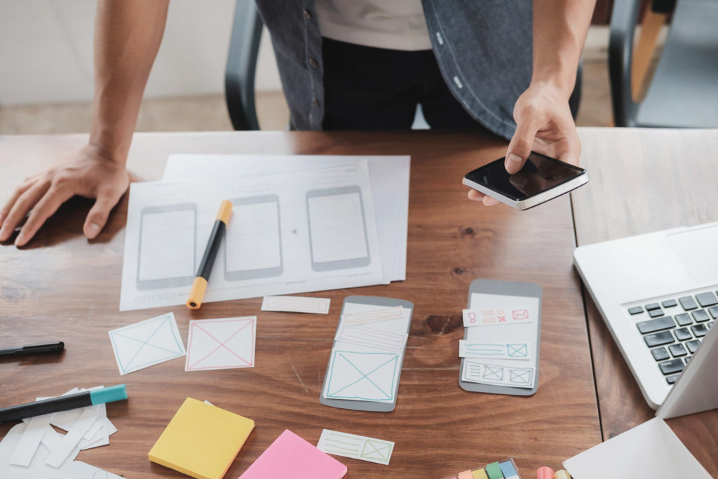 Websitekonzept ausgebreitet und visualisiert auf dem Tisch