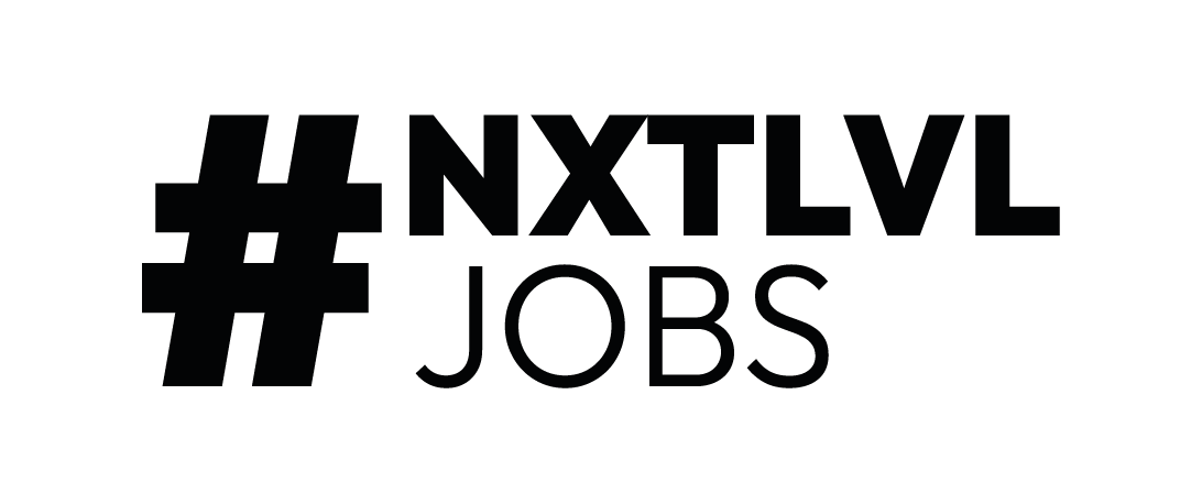 Porträt einer jungen Frau von heute, die das Wort „FOLLOW” in der Hand hält, während sie ein Video für einen Beauty- und Lifestyle-Kanal dreht, Platz für Text